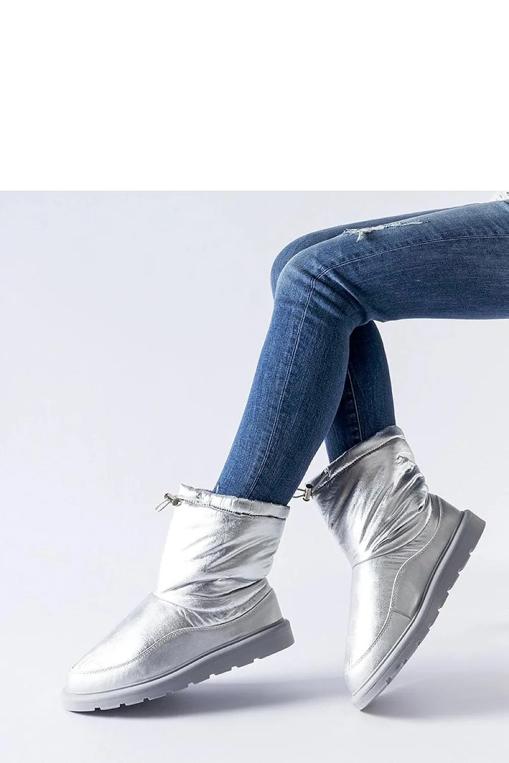 Silver insulated snow boots